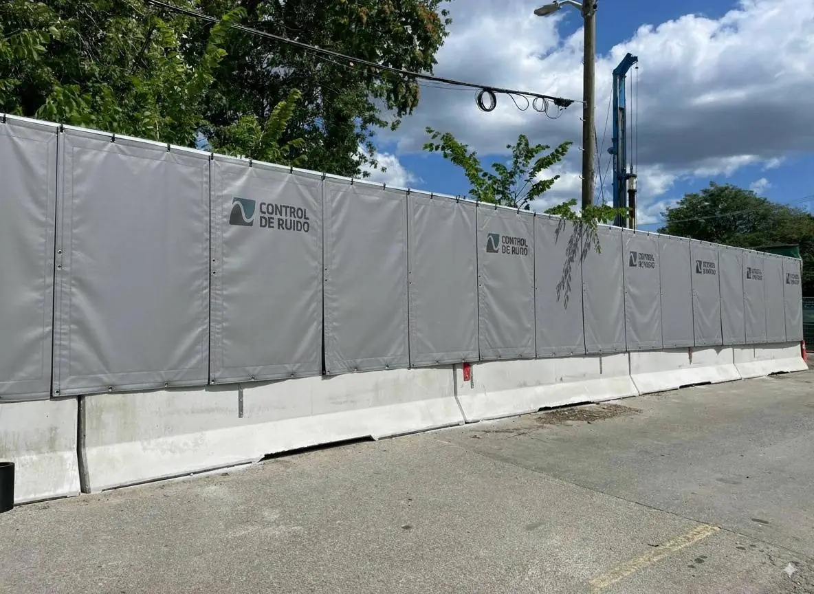 Barreras acústicas flexibles Control de Ruido montadas sobre el cerco de una obra