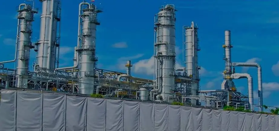 Barreras acústicas flexibles en el perímetro de una planta industrial