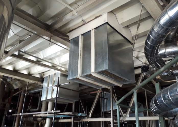 Silenciadores de placas paralelas instalados bajo los ventiladores de techo en la refinería de AGD