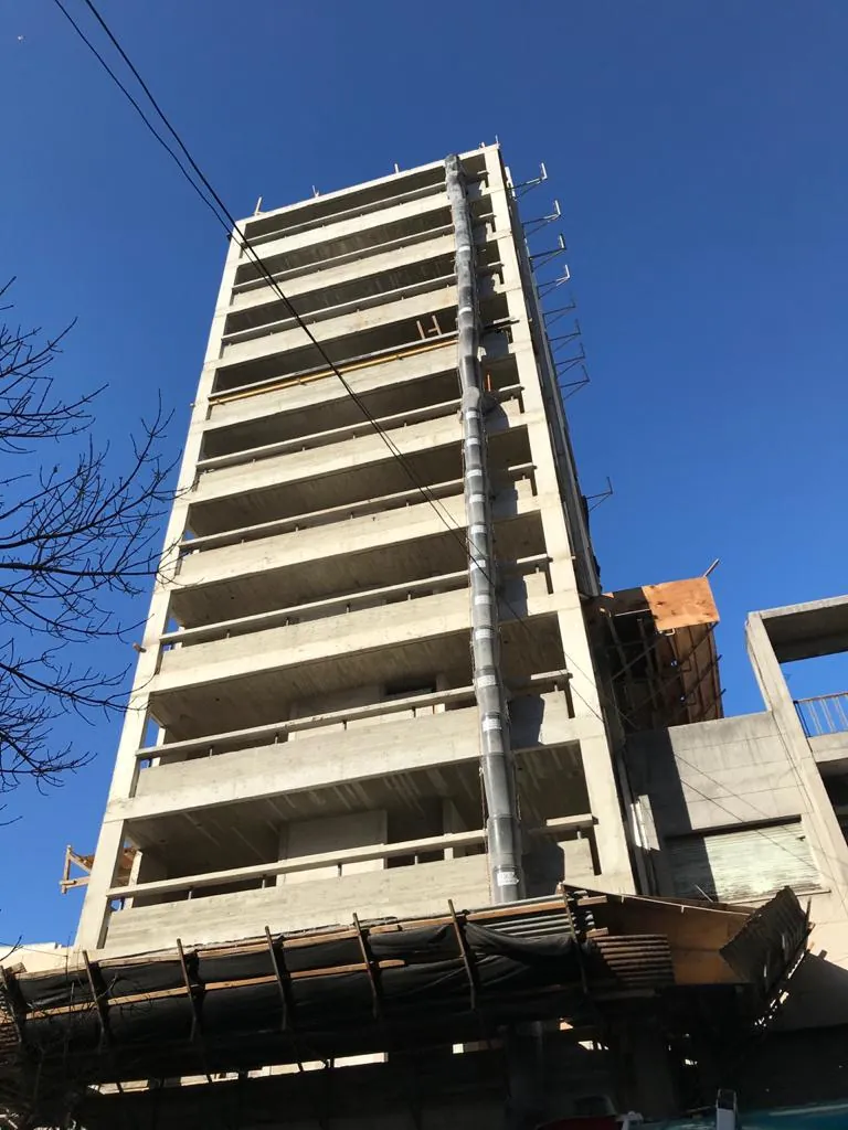 Edificio en construcción con balcones sobre una calle de Rosario