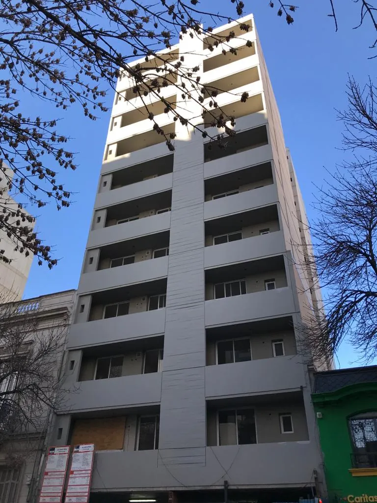 Edificio nuevo de departamentos con balcones sobre una calle céntrica de Rosario