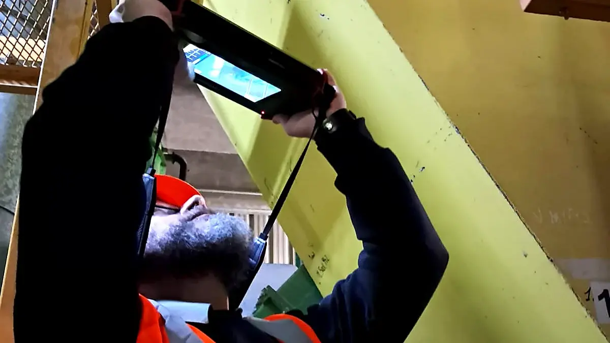 Germán J. Sanguineti localizando una fuente de ruido con una cámara acústica en una planta industrial
