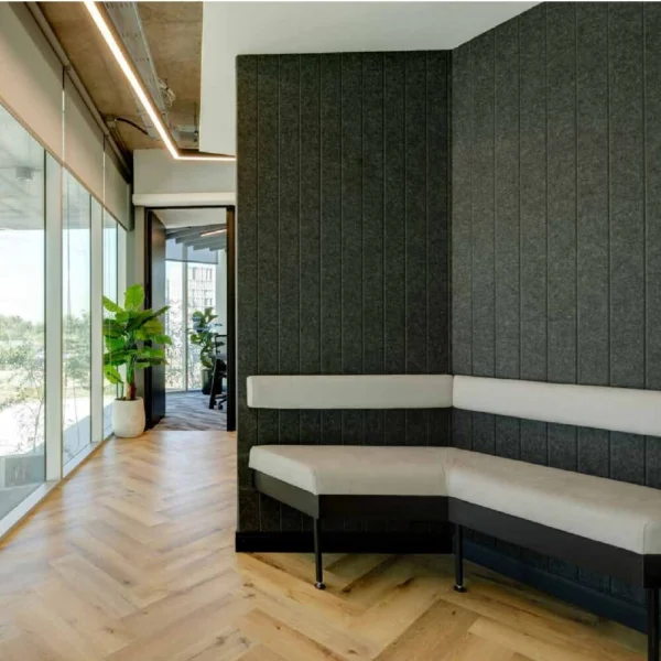 Paneles acústicos Kuaiet Beam con relieve lineal en pared