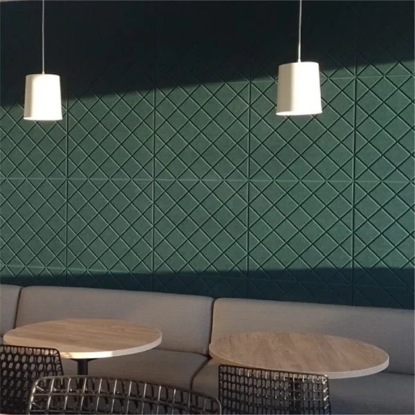 Paneles acústicos Kuaiet Cross con diseño de rombos en pared