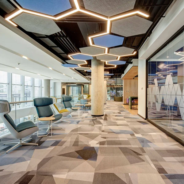 Paneles acústicos hexagonales Kuaiet Hexa Ceiling suspendidos en techo
