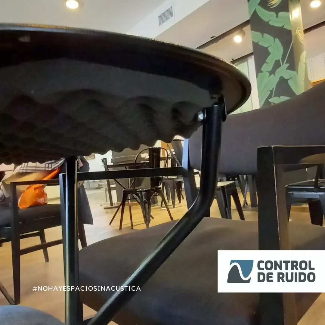 Espuma acústica pegada debajo de la mesa de un bar
