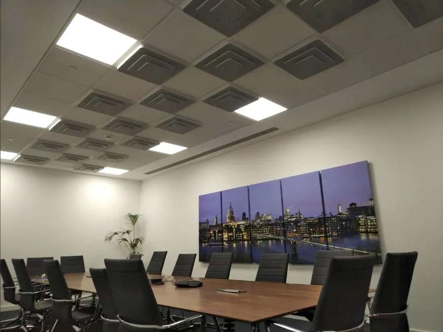 Cinco paneles acústicos impresos que forman una misma imagen en una sala de reuniones