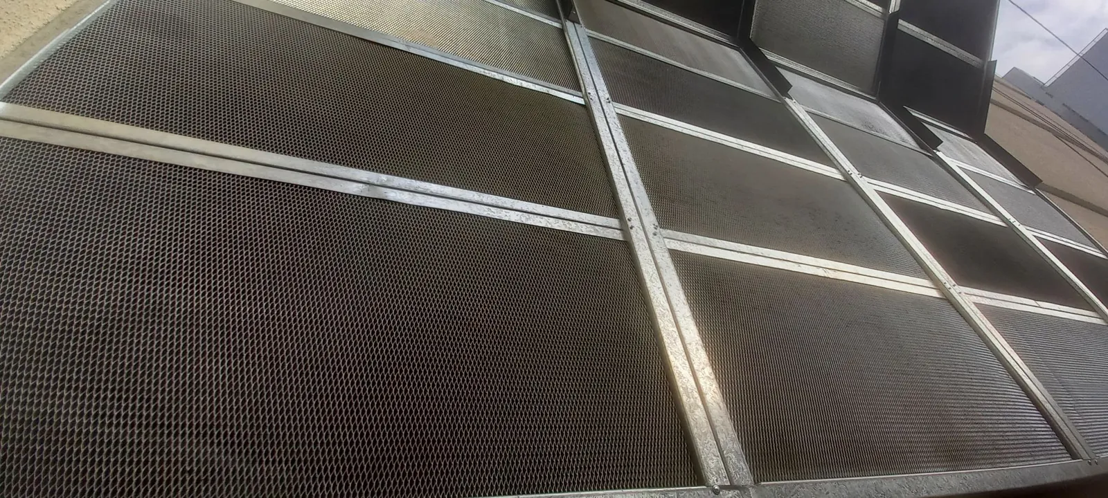 Pantalla acústica armada con paneles CDR Modular de metal desplegado sobre estructura de chapa galvanizada