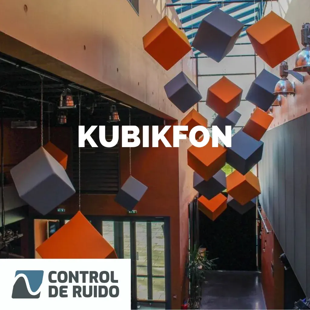 Cubos acústicos KubikFon de colores suspendidos en un hall de doble altura
