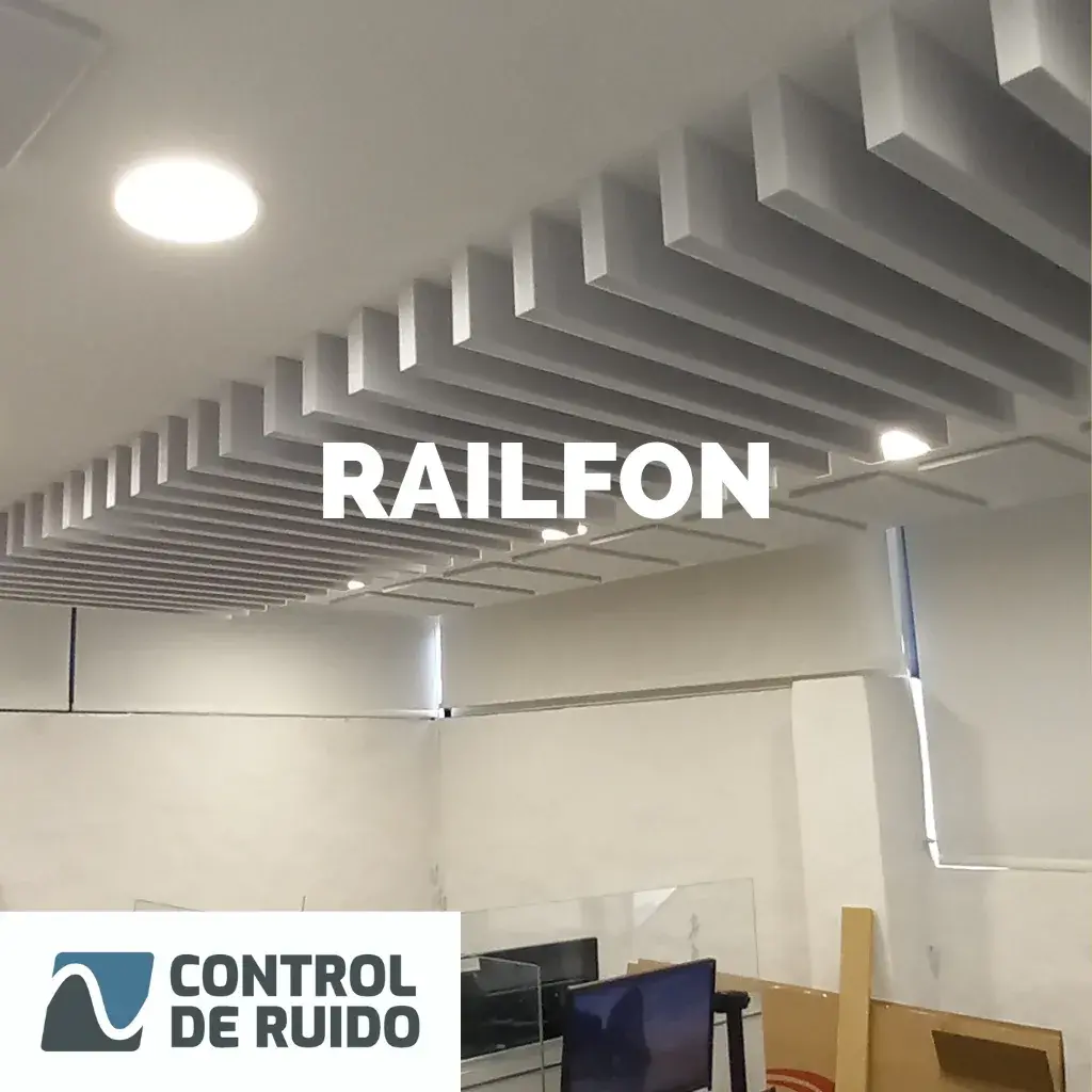 Bafles fonoabsorbentes RAILFON instalados en el cielorraso de una oficina
