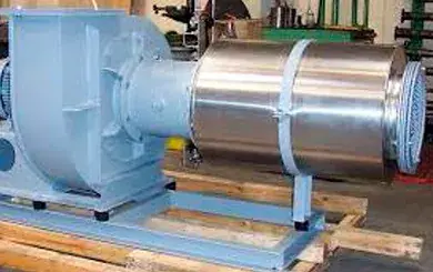 Silenciador circular montado sobre un ventilador centrífugo en taller