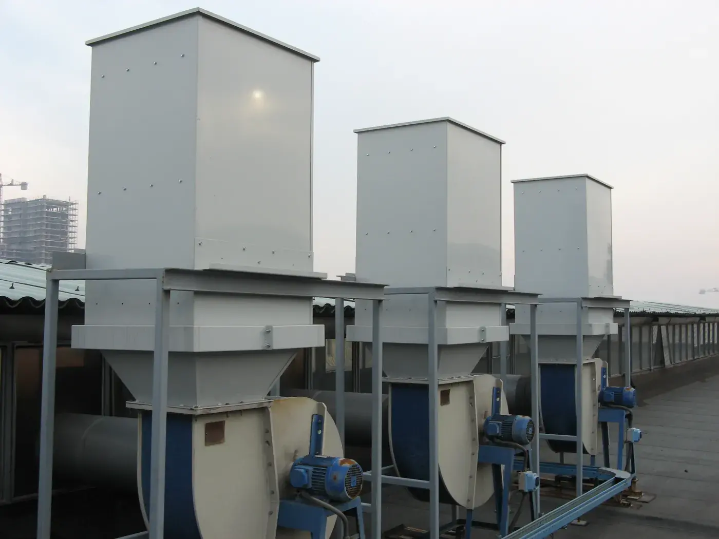 Silenciadores para ventiladores instalados en la azotea de un edificio