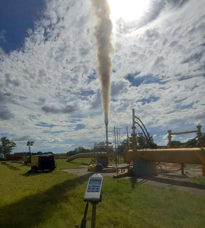 Venteo de gas natural descargando a la atmósfera, con un sonómetro en primer plano