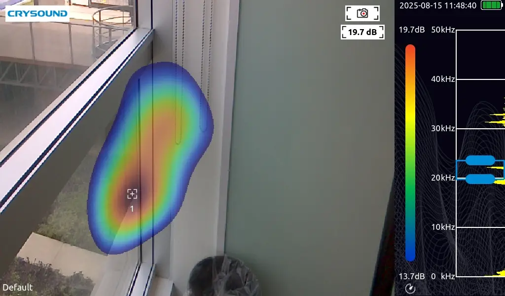 Imagen de cámara acústica sobre el encuentro entre una carpintería vidriada y el cerramiento, con el mapa de colores concentrado a lo largo de la junta
