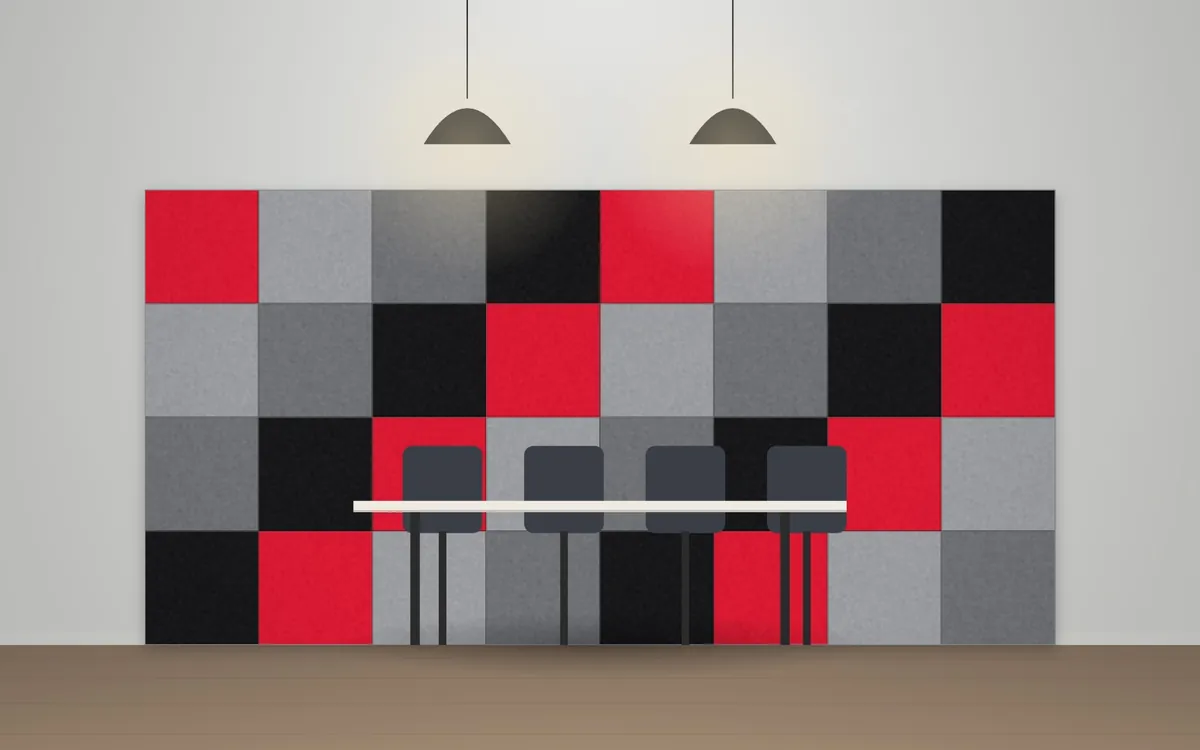 Mural acústico de fieltro PET en damero gris, negro y rojo en una sala de reuniones