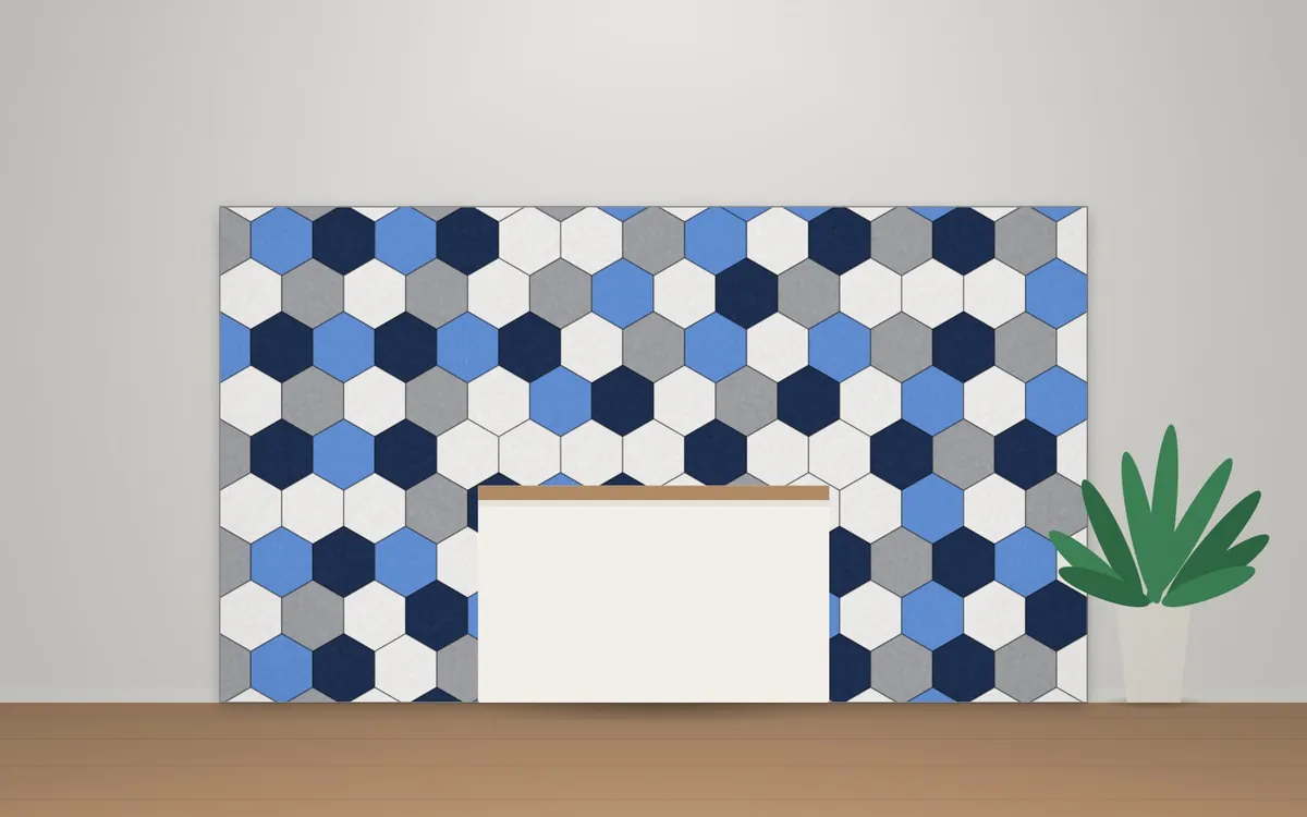 Mural acústico de hexágonos de fieltro PET en tonos azules y grises detrás de un mostrador