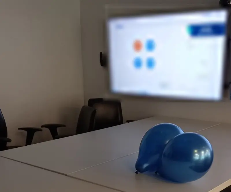 Globos usados como fuente impulsiva para medir la reverberación en una sala de videoconferencia